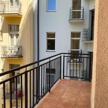 Large 3 Bedroom Family Apartment With Balcony Praha Bagian luar foto