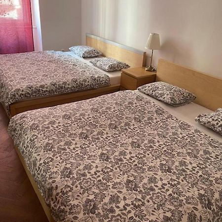 Large 3 Bedroom Family Apartment With Balcony Praha Bagian luar foto